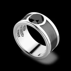 Anello a fascia Zancan in argento con pietra onice centrale.