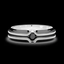 Anello a fede in argneto Zanan con pietra nera.