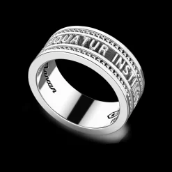 Anello a fede Zancan in argento con scritta in latino.
