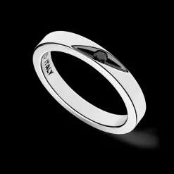 Anello a fede Zancan in argento e pietra nera.