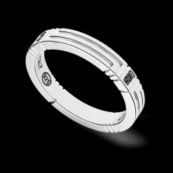 Anello a fede Zancan in argento e pietre nere.