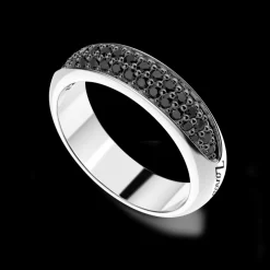 Anello a fede Zancan in argento con pietre nere.