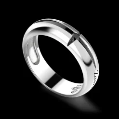 Anello a fede Zancan in argento con pietra nera.