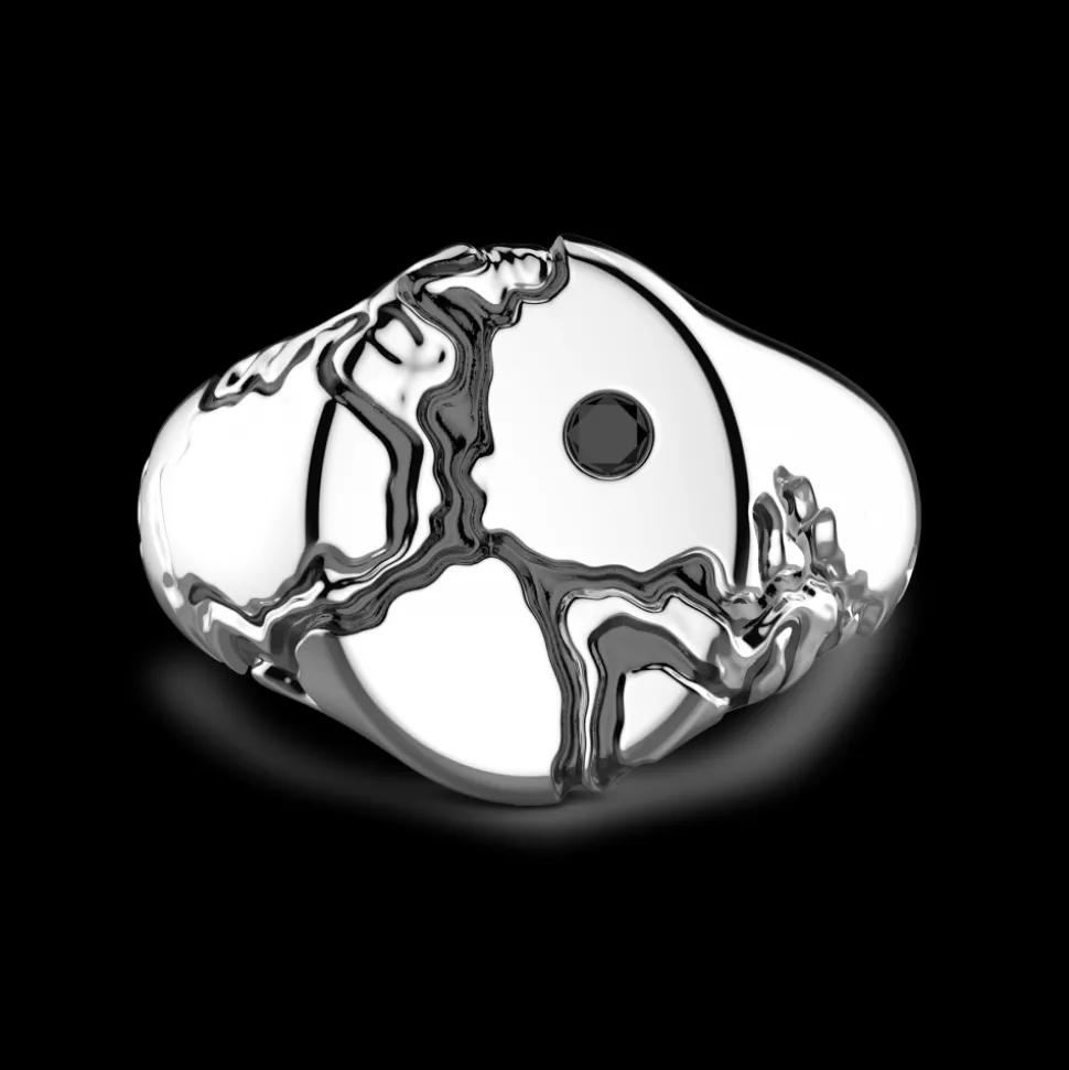 Anello chevalier Zancan in argento con pietra nera.