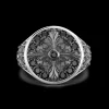 Anello chevalier Zancan in argento e pietre nere.