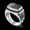 Anello chevalier Zancan in argento con pietre nere.