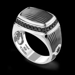 Anello chevalier Zancan in argento con pietre nere.