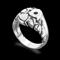 Anello chevalier Zancan in argento con pietra nera.