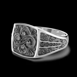 Anello chevalier Zancan in argento e pietre nere.