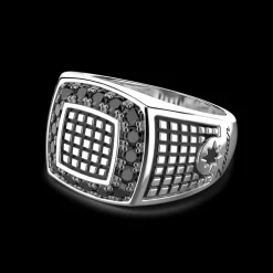 Anello chevalier Zancan in argento con pietre nere.