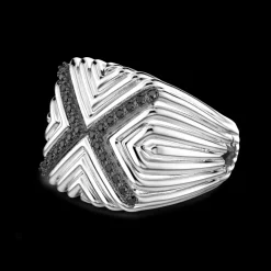 Anello chevalier Zancan in argento con pietre nere.