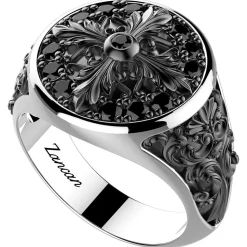 Anello chevalier Zancan in argento e pietre nere.