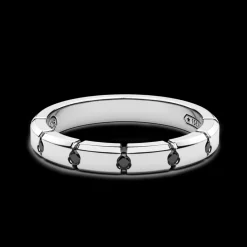 Anello in argento con pietre nere.