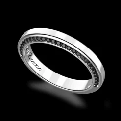 Anello in argento con pietre nere.