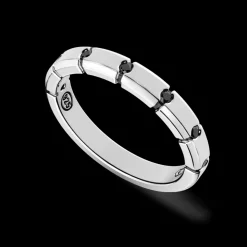 Anello in argento con pietre nere.