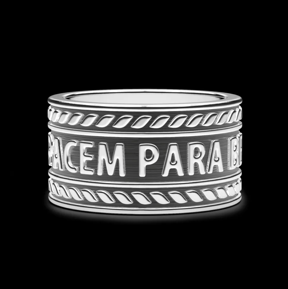 Anello Zancan a fascia in argento con scritta in latino.