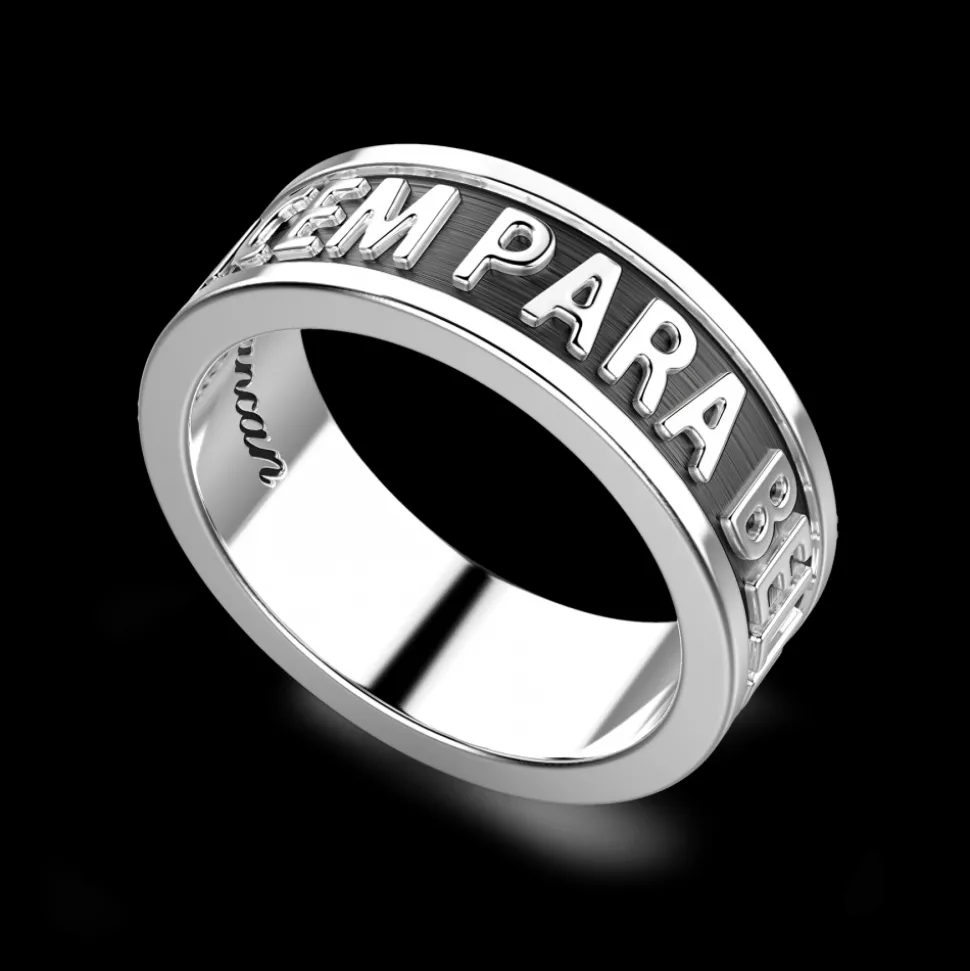 Anello Zancan a fascia in argento con scritta in latino.