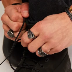 Anello Zancan in argento con pietre nere.