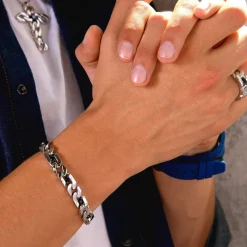 Bracciale a grumette Zanca in argento con pietre nere.