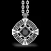 Collana in argento con onice sul pendente.