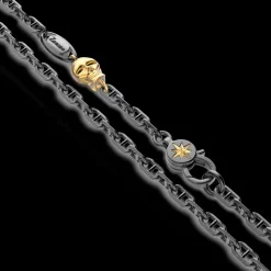 Collana in argento con pendente a pirata.