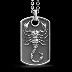 Collana Zancan in argento con scorpione su pendente a targa.