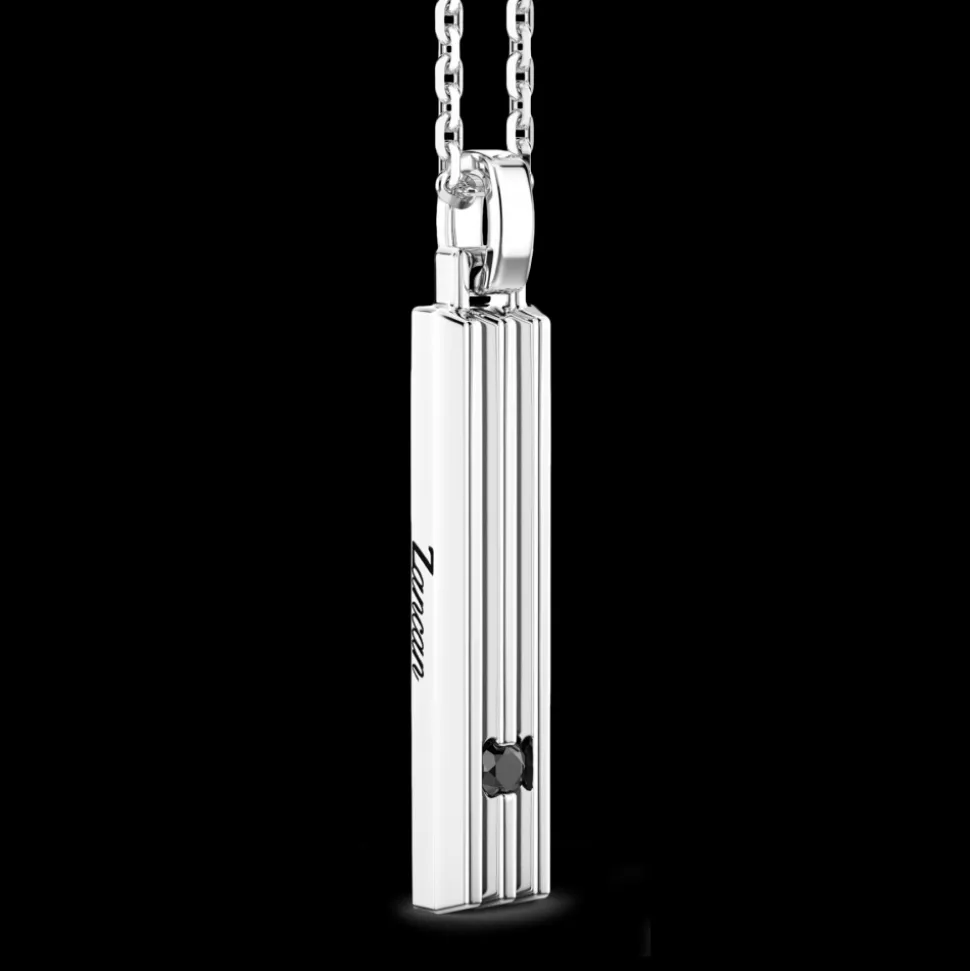 Collana Zancan in argento con pendete a targa verticale.