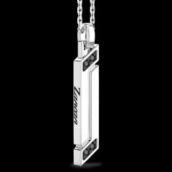 Collana Zancan in argento con pendete a targa verticale.