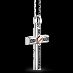 Collana Zancan in argento con pendente a croce vite in oro rosa e pietre nere.