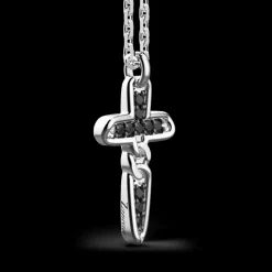 Collana Zancan in argento con pendente a croce e pietre nere.