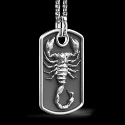 Collana Zancan in argento con scorpione su pendente a targa.