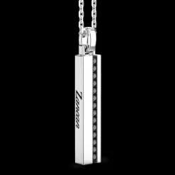 Collana Zancan in argento con pendete a targa verticale.