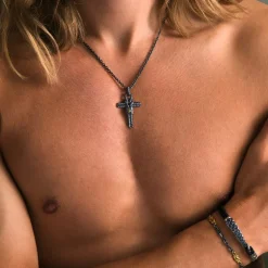 Collana Zancan in argento brunito con pendente a croce e nodo nautico.