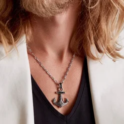 Collana Zancan in argento, pendente ad acora con pietre nere.