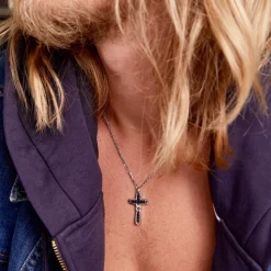 Collana Zancan in argento con pendente a croce e pietre nere.