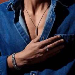 Collana Zancan in argento con pendente a targa e pietre nere.