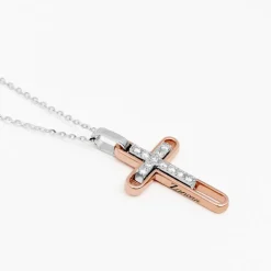 Collana zancan in oro con croce e diamanti.