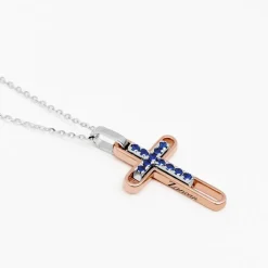 Collana zancan in oro con croce e zaffiri blu.