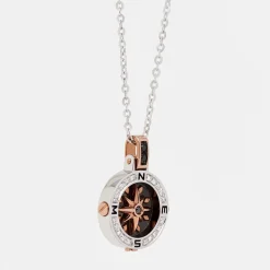 Collana zancan in oro con pendente rosa dei venti e diamanti.