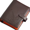 Organiser in pelle marrone e interni arancioni.