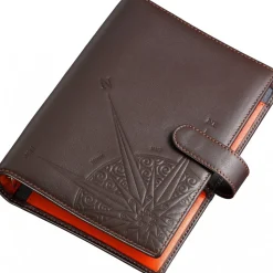 Organiser in pelle marrone e interni arancioni.